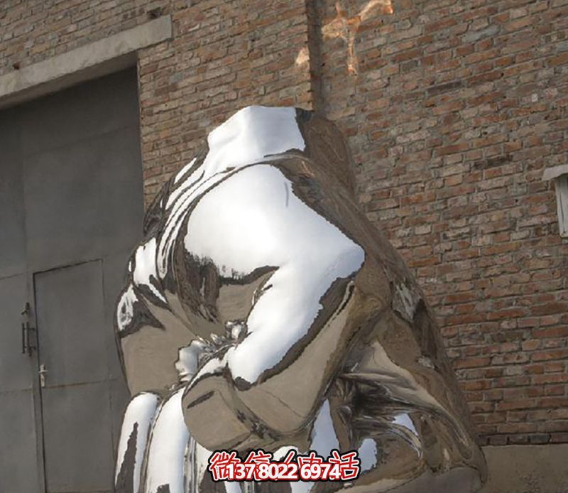 不銹鋼拳頭雕塑，為城市廣場(chǎng)增添力量與鏡面光彩