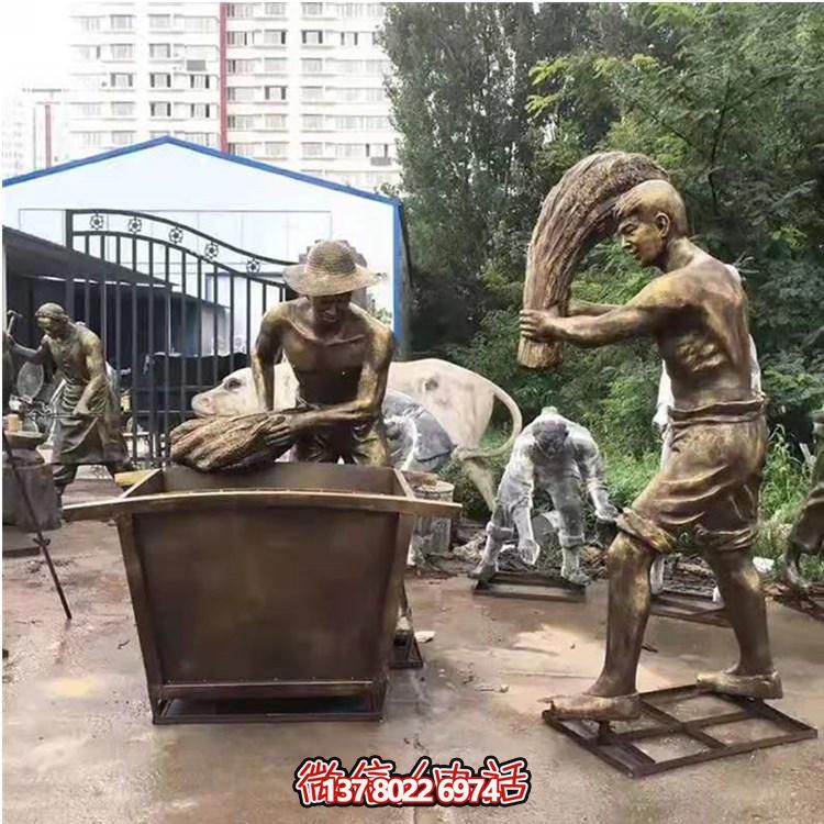 玻璃鋼仿銅農(nóng)耕人物雕塑，美化戶外景區(qū)