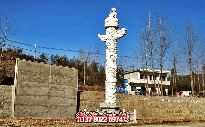 漢白玉華表雕塑，點綴農(nóng)村廣場