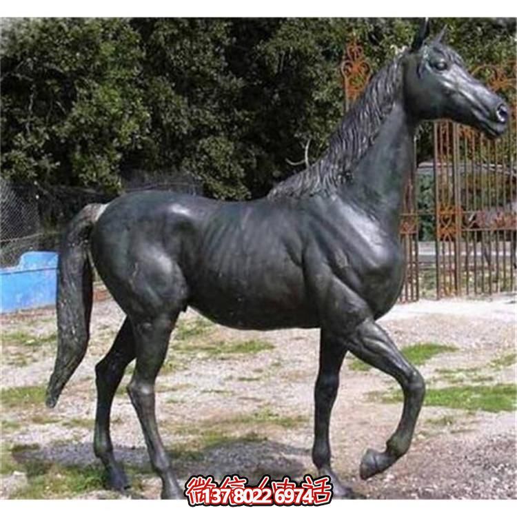 玻璃鋼仿銅馬雕塑，為園林廣場增添獨(dú)特魅力