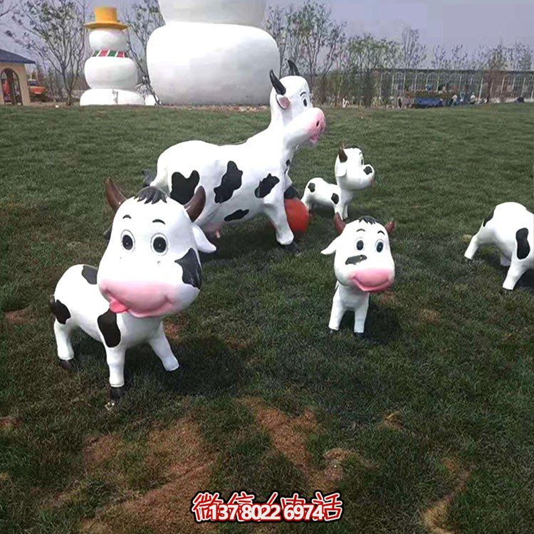 可愛小奶牛玻璃鋼雕塑，為戶外園林景觀增添獨(dú)特魅力