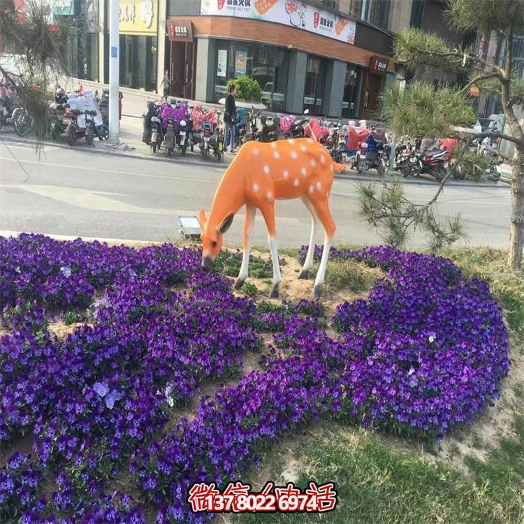 仿真鹿雕塑，在草叢中擺放，玻璃鋼打造