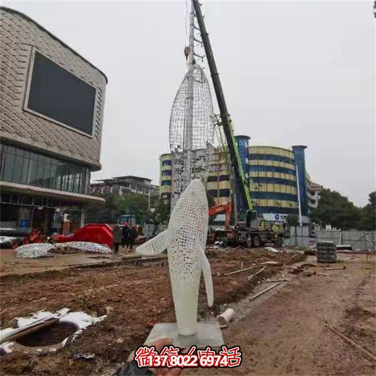 不銹鋼創(chuàng)意鏤空鯨魚雕塑，點(diǎn)綴園林景觀