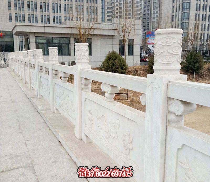 漢白玉鑲嵌欄桿扶手，點(diǎn)綴走廊裝飾，為城市花園添彩