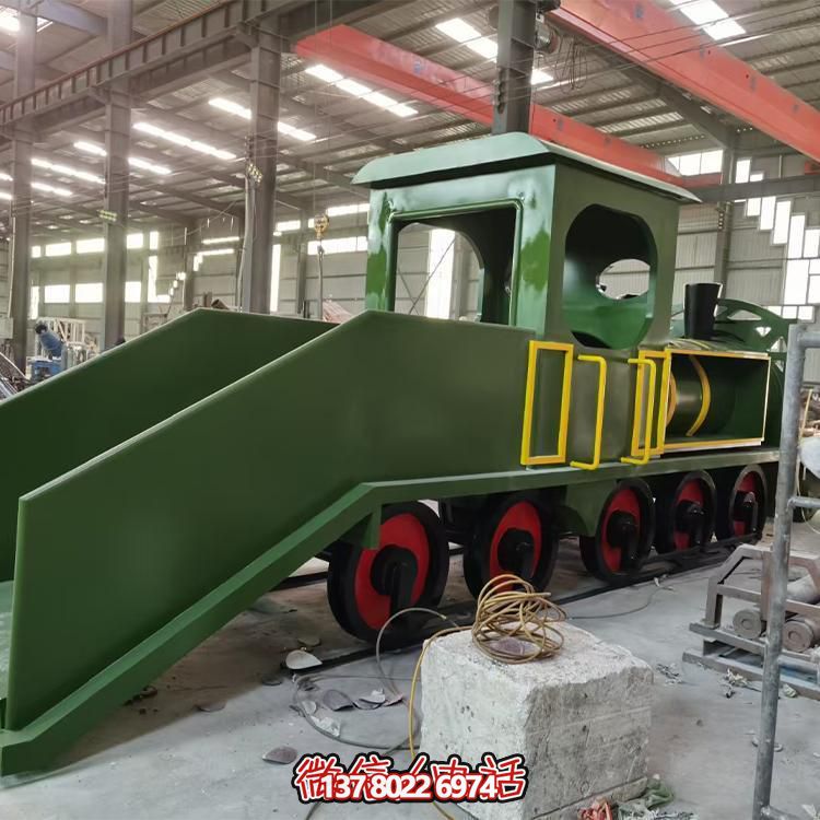 精致不銹鋼車頭雕塑，給游樂園增添時(shí)尚色彩