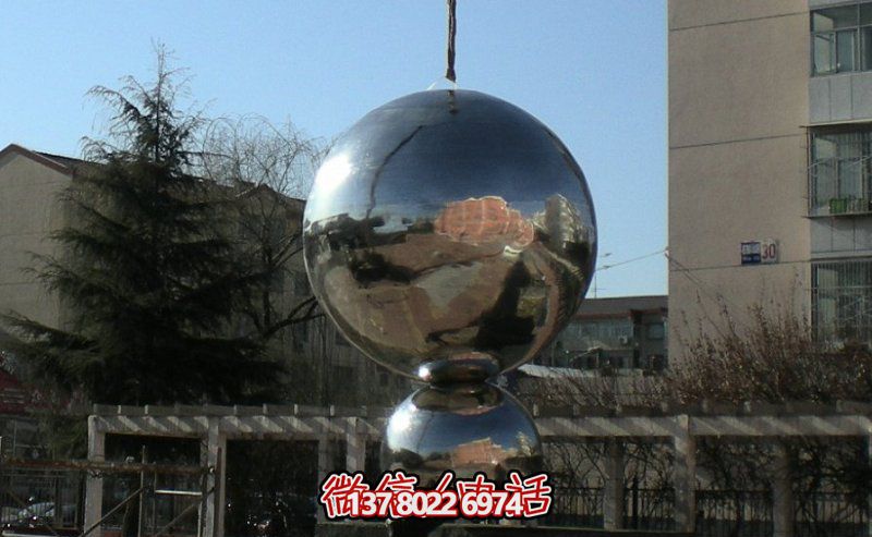 不銹鋼球體雕塑，鏡面反光，室外裝點(diǎn)美化
