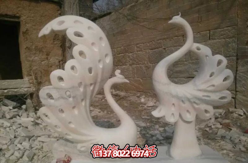 不銹鋼鏤空孔雀雕塑，點(diǎn)綴公園湖邊