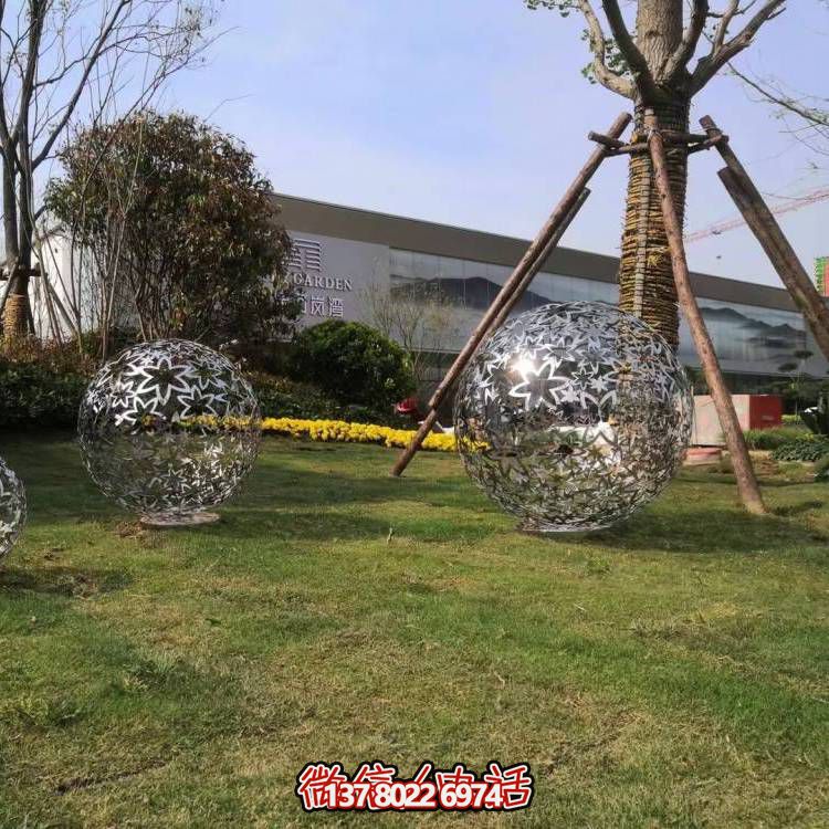 藝術(shù)雕塑裝置以不銹鋼和樹葉為原料，鏤空球造型，為戶外廣場和草坪增添藝術(shù)氣息