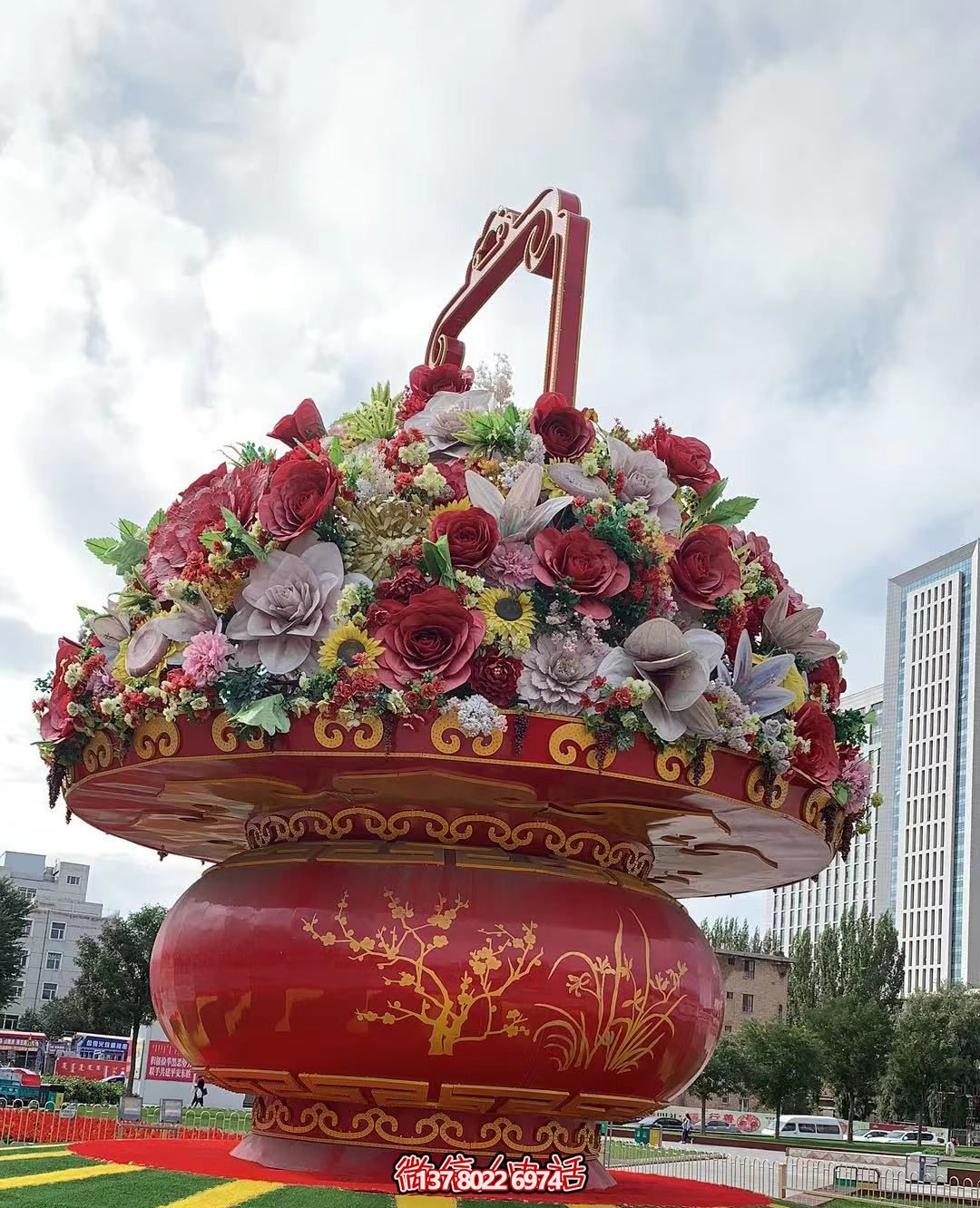 現(xiàn)代五彩花籃，給城市廣場帶來活力