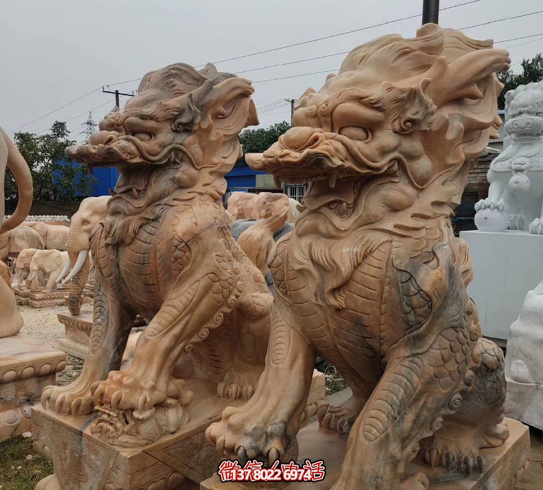 大型黃蠟石麒麟雕塑，點綴廣場景觀
