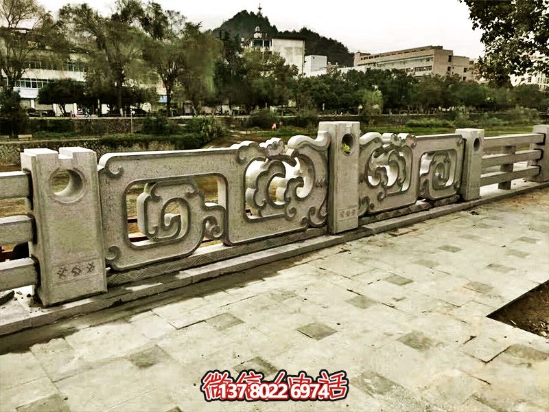 大理石石欄桿鏤空雕塑，讓湖邊的裝飾更加完美