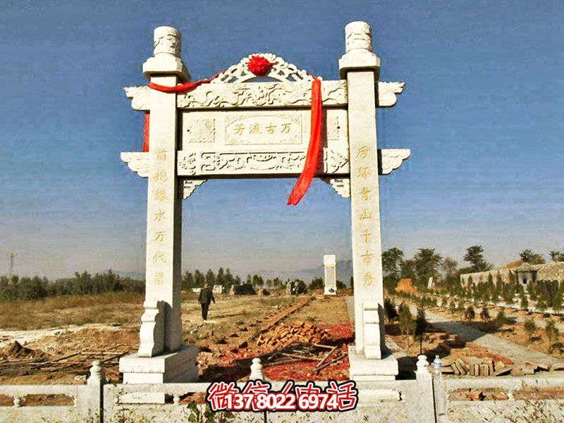 花崗巖簡(jiǎn)易牌坊，擺放石墓地