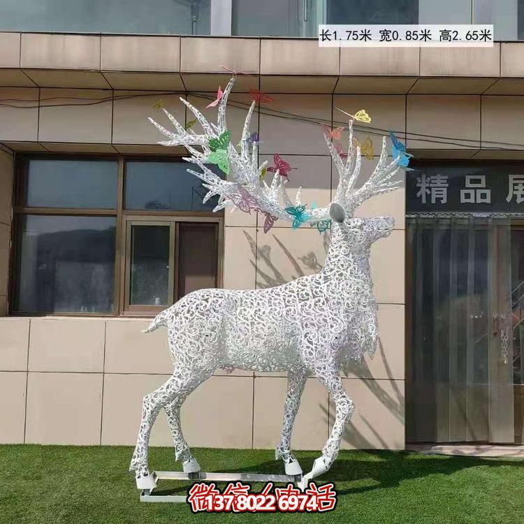 不銹鋼鹿角鏤空梅花亮化雕塑，為景觀廣場擺放