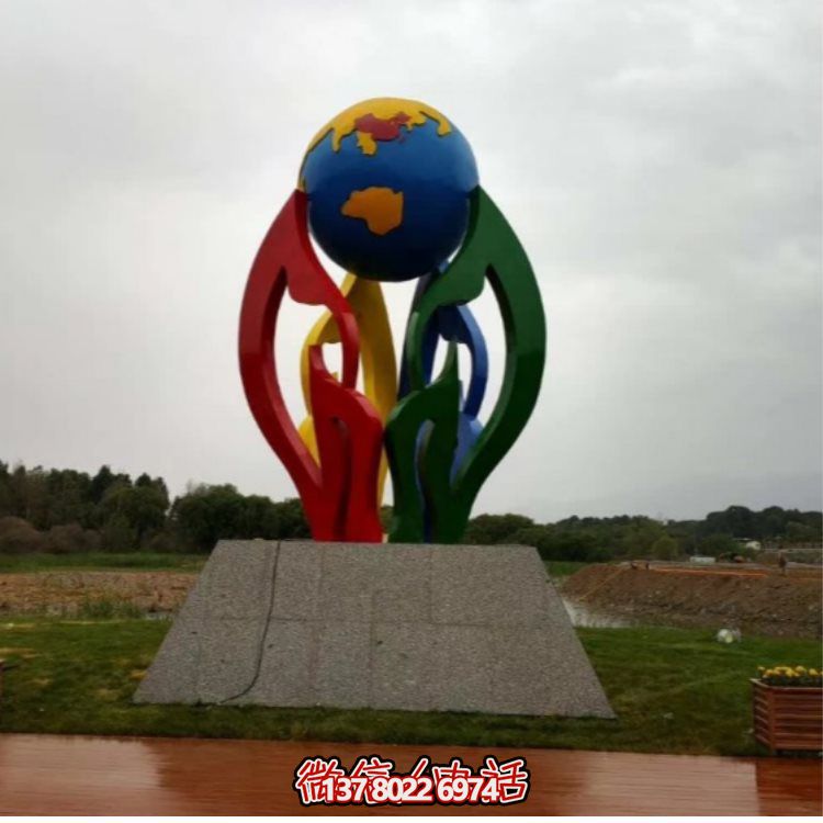 大型不銹鋼彩繪噴漆雕塑，為景區(qū)景觀廣場增色