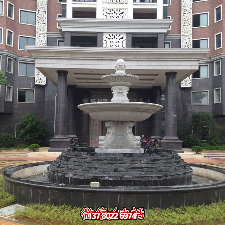 清新的雙層噴泉水雕裝飾，為辦公大樓門前增添靈動氣息