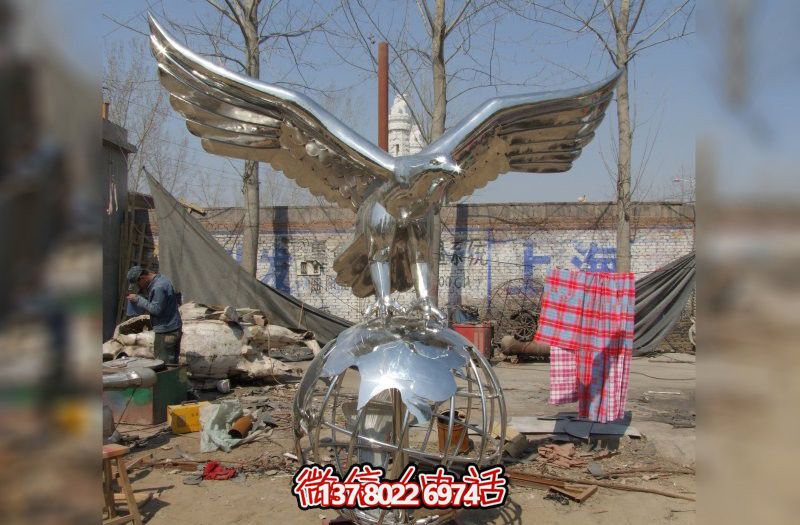 休息時(shí)刻，欣賞不銹鋼老鷹雕塑