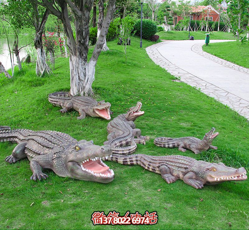 公園草地上擺放的一群張著嘴巴的玻璃鋼仿真鱷魚(yú)雕塑 公園草地上擺放的一群張著嘴巴的玻璃鋼仿真鱷魚(yú)雕塑