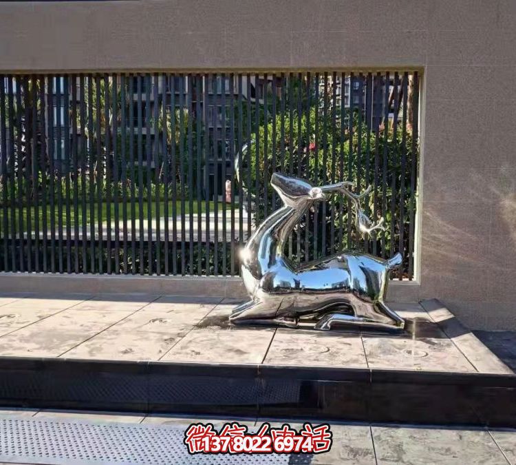 抬頭跪地鹿雕塑，地產(chǎn)售樓部鏡面不銹鋼鹿動(dòng)物擺件