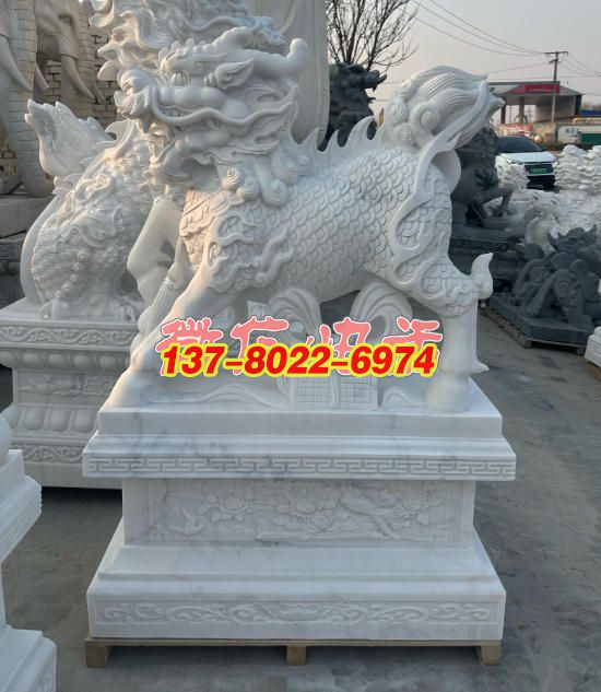 漢白玉麒麟景觀雕塑：祥瑞之姿，石雕藝術(shù)的璀璨綻放